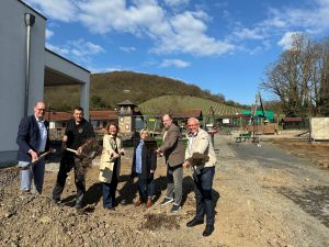 Landrat Achim Hallerbach, Museumsleiter Frank Wiesenberg, Bettina Sauer von der Bauverwaltung der Verbandsgemeinde Bad Hönningen, Architektin Silke Pesau, Bauunternehmer Mike Dühr und Verbandsbürgermeister Jan Ermtraud (von rechts) freuen sich über den Baustart zur Erweiterung der RömerWelt. Foto: Thomas Herschbach
