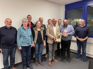 Foto: Beim jüngsten Austausch mit dem Beirat „Notfallseelsorge“ des Landkreises Neuwied musste Landrat Achim Hallerbach mit Pfarrer Andreas Burg kürzlich einen der Notfallseelsorger des Landkreises aufgrund von dessen seelsorgerischer Neuorientierung verabschieden. Als „Wegzehrung“ nach Zell an der Mosel gab es regionale Präsente. Foto: Volker Lemgen / Kreisverwaltung Neuwied.