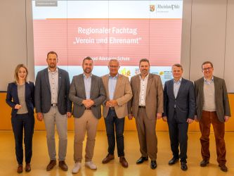 Landtagsabgeordnete Ellen Demuth, Bürgermeister der Verbandsgemeinde Dierdorf, Manuel Seiler, Staatssekretär Dr. Fedor Ruhose, Landrat Achim Hallerbach, Bürgermeister der Verbandsgemeinde Asbach, Michael Christ, Birger Hartnuß, Leiter der Leitstelle „Ehrenamt und Bürgerbeteiligung“ sowie Tobias Quednau von der Deutschen Stiftung für Engagement und Ehrenamt, freuten sich über die positive Resonanz des Fachtages. Foto: Martin Boden / Kreisverwaltung Neuwied