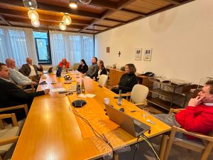 Foto: Auf den Abbildungen: der kaufmännische Direktor Nicki Billig, Betriebsrats-Vorsitzender Michael Schwering-Sohnrey, Bürgermeister Michael Christ, Fördervereinsvorsitzender Helmut Reith und Landrat Achim Hallerbach sowie Mitglieder des Fördervereins der Kamillus-Klinik und der Klinikleitung. Foto: Thomas Herschbach