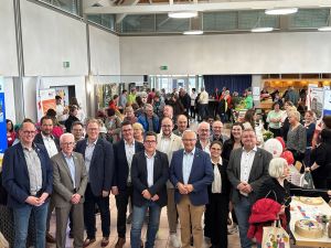 Foto: Zur ersten Gesundheitsmesse Landkreis Neuwied konnte Landrat Achim Hallerbach unter den zahlreichen Besucherinnen und Besuchern auch die Bürgermeister und die Beigeordneten des Landkreises begrüßen. Beim Messe-Rundgang überzeugte sich der Landrat vom vielfältigen Angebot an den einzelnen Ständen. Fotos: Thomas Herschbach/Silke Läufer-Hermann