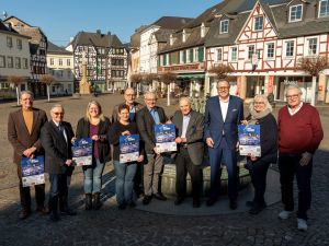 Foto: Gemeinsam mit Stadtbürgermeister Helmut Muthers, den Stadtbeigeordneten Michael Schneider und Ruth Zimmermann, Anja Fossemer-Rothbrust vom Schwimmclub Linz, Eva Ziegler vom Förderverein Freibad Linz sowie den Verantwortlichen des Lions-Club mit Projekt-Initiator Siegfried Weber, Präsident Jürgen Franz, dem Vorsitzenden des Fördervereins Eberhard Mandel und Michael Möhlenhof vom Kulturteam Windhagen freut sich Landrat Achim Hallerbach auf das Benefizkonzert zugunsten des Linzer Lehrschwimmbeckens. Foto: Martin Boden / Kreisverwaltung Neuwied 
