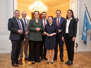 Foto: Landrat Achim Hallerbach unterzeichnete gemeinsam mit (von links) dem 1. Beigeordneten des Landkreises Ahrweiler Horst Gies (MdL), Bundesministerin Klara Geywitz, Staatssekretär Dr. Fedor Ruhose (Rheinland-Pfalz), Oberbürgermeisterin Katja Dörner, Minister Nathanael Liminski (NRW), sowie Kreisdirektorin Svenja Udelhoven (Rhein-Sieg-Kreis) den Letter of Intent im Alten Rathaus in Bonn. Foto: Sascha Engst / Bundestadt Bonn