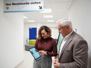 Foto: Landrat Achim Hallerbach ließ sich von der Digitalisierungs-Beauftragten des Landkreises, Patricia Jung, die neuen Online-Dienste erläutern. Foto: Martin Boden / Kreisverwaltung Neuwied