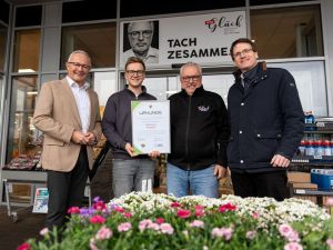 Foto: Zum 40-jährigen Bestehen gratulierten Landrat Achim Hallerbach und Kreis-Wirtschaftsförderer Harald Schmillen dem Rengsdorfer Unternehmen REWE Glück in Person von Michael und Lukas Glück. Foto: Martin Boden / Kreisverwaltung Neuwied