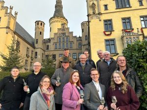 Foto: Gemeinsam mit den Mittelrhein-Weinhoheiten, Winzern der Region und Schlossherr Christian Runkel hoffen die Landräte Achim Hallerbach und Sebastian Schuster auf guten Zuspruch zum ersten Winter-Wein-Date am 7. Februar 2025 auf Schloss Arenfels. Foto: Thomas Herschbach