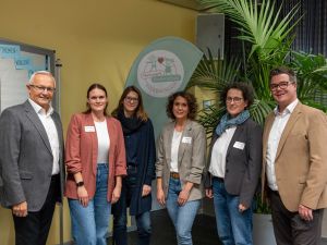 Foto: Mit Landrat Achim Hallerbach und Bürgermeister Peter Jung wollten (von links) Kreis-Netzwerkkoordinatorin Kindeswohl, Laura Rockenfeller, Ursula Teupe, Referentin vom ism gGmbH Mainz“, Netzwerkkoordinatorin Franziska Klein vom Stadtjugendamt und Heidemarie Steffl vom Landesjugendamt über die Netzwerkkonferenz einen zusätzlichen Beitrag zur bedarfsgerechten Ausgestaltung des Kinderschutzes leisten. Foto: Martin Boden / Kreisverwaltung Neuwied