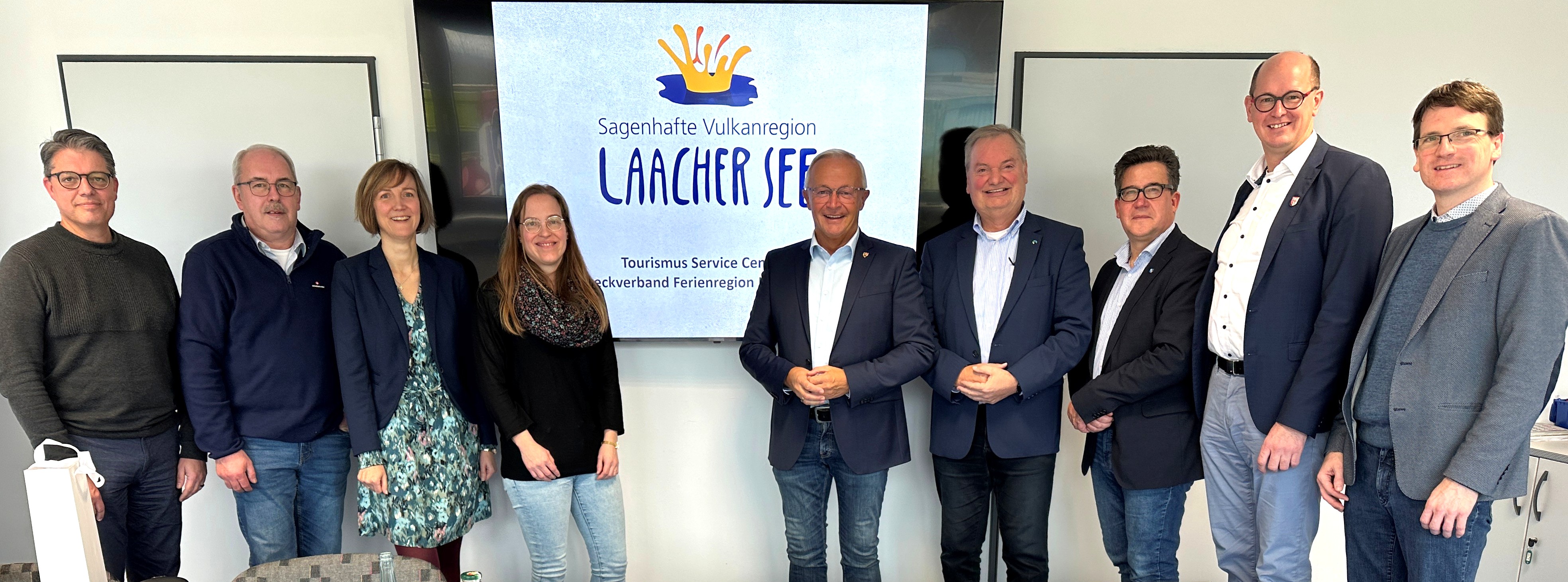 Foto: Touristische Verbundlösungen strebt Landrat Achim Hallerbach auch im Landkreis Neuwied zur Steigerung der Außenwirkung an. Neben den drei Verbandsbürgermeistern der Rheinschiene und dem Stab der Wirtschaftsförderung hatte der Landrat zum Auftaktgespräch in Linkenbach ebenfalls das Team des Touristik-Marketing „Vulkanregion Laacher See“ eingeladen. Foto: Thomas Herschbach 