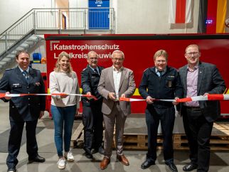 Startschuss für eine moderne Einrichtung für den Krisen- und Katastrophenschutz (v.l.n.r.): stellv. Brand- und Katastrophenschutzinspekteur (BKI) Jörg Alfter, Christina Dittrich (Prokuristin Planungsbüro Dittrich), stellv. BKI Volker Lemgen, Landrat Achim Hallerbach, BKI Holger Kurz, Kreisbeigeordneter Philipp Rasbach sowie zahlreiche Bürgermeister und Vertreter der Blaulichtfamilie nahmen an der Eröffnung teil.  Fotos: Martin Boden