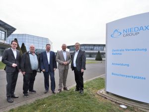 Foto: Von links nach rechts: Harald Schmillen (Kreis-Wirtschaftsförderer), Thomas Junior (Bürgermeister Gemeinde Neustadt/Wied), Michael Christ (Verbandsbürgermeister, Verbandsgemeinde Asbach), Achim Hallerbach (Landrat des Kreises Neuwied), Bruno Reufels (CEO, Niedax Group). Bildquelle: Niedax / Cristoffer Coutinho.