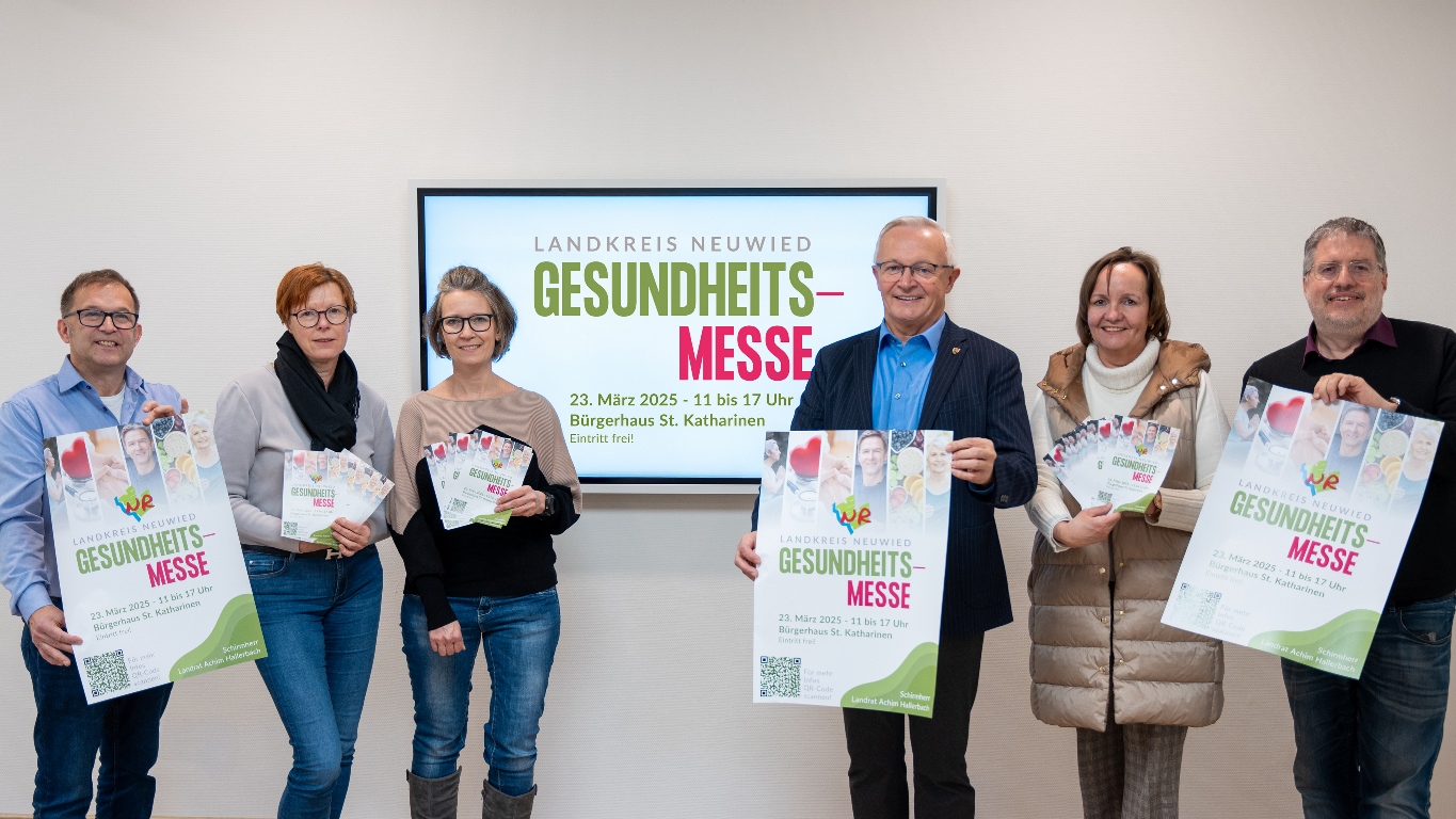Foto: Mit Landrat Achim Hallerbach freuen sich der Projektleiterin der Gesundheitsmesse Kerstin-Schwanbeck-Stephan (2. v. rechts), Naturgenuss-Projektleiter Jörg Hohenadl (rechts) sowie (von links) Gerhard Wermter, Rita Hoffmann-Roth und Melanie Böhm vom Gesundheitsamt auf die Gesundheitsmesse des Landkreises in St. Katharinen am 23. März. Foto: Martin Boden / Kreisverwaltung Neuwied