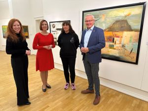 Foto: Das künstlerische Wirken von Ulla Windheuser-Schwarz und Raschid Ismail wird in einer aktuellen Ausstellung im Roentgen-Museum noch bis zum 23. Februar 2025 gewürdigt. Landrat Achim Hallerbach und Museumsleiterin Jennifer Stein (2. von links) freuen sich gemeinsam mit Leihgeberin Heike Olbertz und der Künstlerin Scarlett Christmann (links) auf viele Besucherinnen und Besucher. Foto: Thomas Herschbach