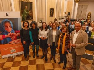 Foto: Das Schicksal afghanischer Frauen weiter im Blick zu halten war das Ziel einer bewegenden Veranstaltung von Afghanischer Frauenverein, Roentgen-Museum und Gleichstellungsstelle des Landkreis Neuwied. Mit Landrat Achim Hallerbach setzen sich dafür ein (von links): Homaira Mansury, Shikiba Babori, die Gleichstellungsbeaufragte des Landkreises Daniela Kiefer, die Direktorin des Roentgen-Museums Jennifer Stein und Rona Yussof Mansury. Foto: Martin Boden / Kreisverwaltung Neuwied