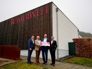 Foto: Sparkassen-Vorstand Marc Sinkewitz, Landrat Achim Hallerbach, Bürgermeister Jan Ermtraud und der Vorstandsvorsitzende der Sparkasse Neuwied, Thomas Paffenholz (von links) freuen sich, dass die Stiftungs-Spende maßgeblich zur Erweiterung der Ausstellungsfläche mit dem Schwerpunkt Niedergermanischer Limes beitragen wird. Foto: Martin Boden / Kreisverwaltung Neuwied