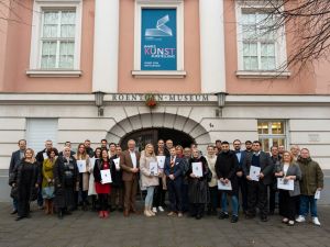 Foto: Bei der ersten Einbürgerungsfeier des frisch angebrochenen Jahres konnte Landrat Achim Hallerbach die deutsche Staatsbürgerschaft an elf Frauen und 15 Männer aus den 14 Nationen Armenien, Belarus, Bosnien-Herzegowina, Kolumbien, Kosovo, Peru, Polen, Rumänien, Russland, Serbien, Spanien, Syrien, Türkei, Ukraine, USA und Vietnam verleihen. Foto: Martin Boden / Kreisverwaltung Neuwied