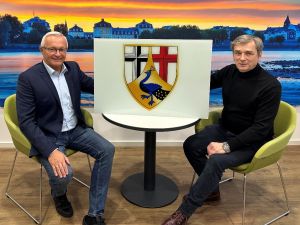 Foto: Landrat Achim Hallerbach hat von Stephan Gail, Leiter Special Affairs CT Coating AG, ein Muster des neuartigen und innovativen Heizkörpers erhalten. Foto: Thomas Herschbach