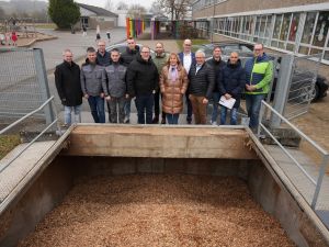 Machten sich ein Bild der neuen Heizungsanlage am Schulzentrum Rheinbrohl (von links nach rechts): Roland Hardt (technischer Angestellter, VG Bad Hönningen), Jörg Labonde (Hausmeister), Achim Brasch (Abteilungsleiter Bauverwaltung, VG Bad Hönningen), Sebastian Frank (Hausmeister), Niko Hoffmann (Prokurist Heizung Sanitär Jürgen Hoffmann GmbH), 1. Kreisbeigeordneter Philipp Rasbach, Tibor Fülöpp (Schulleiter Max.-Kolbe-Schule), Marita Palm (Schulleiterin Römerwall Schule), Jan Ermtraud (Bürgermeister VG Bad Hönningen), Landrat Achim Hallerbach, Andreas Eberhard (Ingenieurbüro IBS Energie) sowie Cemal Bilge und Abteilungsleiter Rüdiger David vom Immobilienmanagement des Landkreises Neuwied. Foto: Martin Boden / Kreisverwaltung Neuwied.