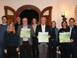Foto: Unter dem Dach der Gemeinschaftsinitiative Wir Westerwälder, wurden die thematischen Schwerpunkte für das neue Jahr 2025 geplant (v.l.n.r.): Harald Schmillen (WFG Kreis Neuwied), Sandra Köster (Vorständin Wir Westerwälder), Lars Kober (WF Kreis Altenkirchen), Landrat Dr. Peter Enders (Kreis Altenkirchen), Maja Büttner (Westerwald Touristik-Service), Landrat Achim Hallerbach (Kreis Neuwied), Jennifer Siebert (Regionalentwicklung Kreis Altenkirchen), Katharina Schlag (WFG Westerwaldkreis), Landrat Achim Schwickert (Westerwaldkreis). Foto: Myriam Hatzmann / Wir Westerwälder 
