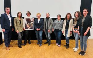 Fotos: Kreisnetzwerkkoordinatorin Laura Rockenfeller (rechts) konnte mehr als 80 pädagogische Fachkräfte im Rahmen der COA-Aktionswoche im Big House begrüßen. Foto: Stadt Neuwied / Franziska Klein