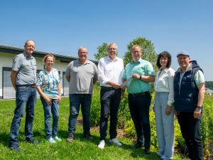 Läuteten das Dorferneuerungsprogramm in Oberraden ein (v.l.n.r.) Diethelm Stein, Bauamtsleiter der Verbandsgemeindeverwaltung Rengsdorf-Waldbreitbach, weitere Vertreter der Ortsgemeinde Oberraden, Achim Braasch; Bürgermeister der Ortsgemeinde Oberraden, Philipp Rasbach, Erster Kreisbeigeordneter, Kreisverwaltung Neuwied, Margit Rödder-Rasbach, Dorferneuerungsbeauftragte des Landkreises Neuwied und Reinhardt Paulus, Dorferneuerungsbeauftragter der ADD Trier. Foto: Lilian Warnke / Kreisverwaltung Neuwied