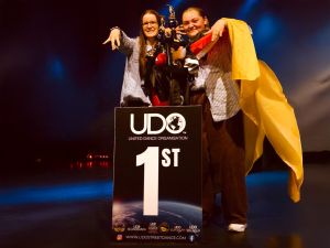 Großer Erfolg in England für zwei junge Tänzerinnen aus dem Landkreis Neuwied: Miah Bein aus Linkenbach (rechts) und Maggie Dückmann aus Neuwied-Irlich sicherten sich den Weltmeistertitel im Hip-Hop. Foto: Melanie Bein