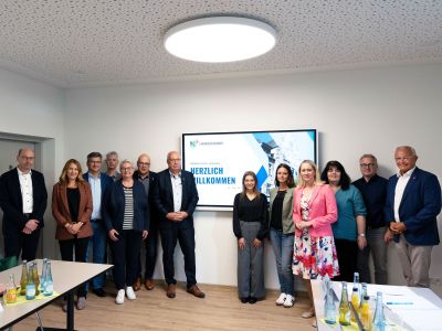 Zur Büroleiter-Tagung begrüßten Landrat Achim Hallerbach und die Büroleiterin der Kreisverwaltung Neuwied, Diana Wonka (4 v.r.) elf Büroleiterinnen und Büroleiter der nördlichen rheinlandpfälzischen Landkreise. Foto: Julia Hinz / Kreisverwaltung Neuwied