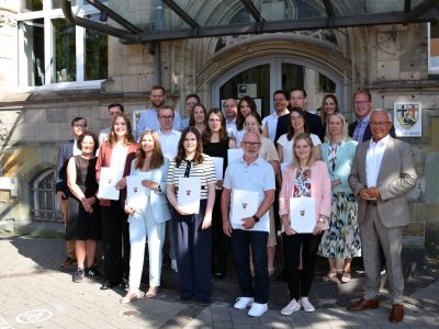 Foto: Landrat Achim Hallerbach gratuliert den Mitarbeiterinnen und Mitarbeitern der Kreisverwaltung Neuwied zu ihren verdienten Beförderungen und Ernennungen. Foto: Julia Hinz / Kreisverwaltung Neuwied