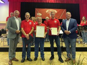 Foto: Im Rahmen des Jubiläumsfestes gab es zahlreiche Ehrungen für langjährige Mitgliedschaften. (v.l.n.r.) Landrat Achim Hallerbach, Wolfgang Wende, Karl-Heinz Müller, Guido Junior und Vorsitzender des Kreismusikverbandes Neuwied, Markus Harf. Foto: Julia Junior