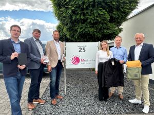 Eine spannende Reise in die Welt der Werbung unternahmen kürzlich Landrat Achim Hallerbach und Kreis-Wirtschaftsförderer Harald Schmillen beim Unternehmensbesuch von Innovative Merchandise in Großmaischeid und der Geschäftsführung mit Madlin Hörter und Vater Dietrich Hörter. Mit dabei waren ebenfalls der Bürgermeister der Verbandsgemeinde Dierdorf, Manuel Seiler, und Großmaischeids Ortsbürgermeister Guido Kern. Foto: Thomas Herschbach