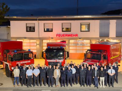Landrat Achim Hallerbach übergab gemeinsam mit Brand- und Katastrophenschutzinspekteur Holger Kurz drei Fahrzeuge an die Feuerwehren Leutesdorf, Rengsdorf und Neuwied. Foto: Martin Boden / Kreisverwaltung Neuwied