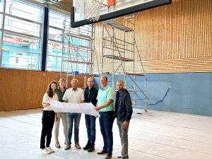 Mit Schulleiterin Sabine Hacker ließen sich Landrat Achim Hallerbach und der 1. Kreisbeigeordnete Phillip Rasbach von Christina Junk, Florian Kropf und Cemal Bilge (Kreis-Immobilienmanagement), die Bauarbeiten in der Sporthalle der Konrad-Adenauer-Realschule in Asbach nahebringen.  Foto: Thomas Herschbach
