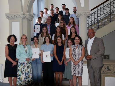 Die Kreisverwaltung Neuwied mit Landrat Achim Hallerbach ist froh über die Ernennung neuer Anwärter für diverse Verwaltungsdienste. Foto: Julia Hinz / Kreisverwaltung Neuwied
