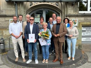 Im Kollegenkreis verabschiedeten Landrat Achim Hallerbach, der 1. Kreisbeigeordnete Phillip Rasbach, Büroleiterin Diana Wonka und ihr Stellvertreter Florian Nußbaum sowie die Personalratsvorsitzende Birgit Eisenhuth die langjährigen Mitarbeiter Ingrid Lindner und Volker John in den wohlverdienten Ruhestand.  Foto: Thomas Herschbach