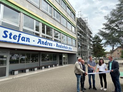 Landrat Achim Hallerbach und der 1. Kreisbeigeordnete Phillip Rasbach ließen sich von Marco Müller und Christina Junk (Kreis-Immobilienmanagement) und Realschul-Hausmeister Dietmar Kefer den Stand der Bauarbeiten an der Stefan-Andres-Realschule plus in der Kulturstadt Unkel erläutern. Fotos: Thomas Herschbach