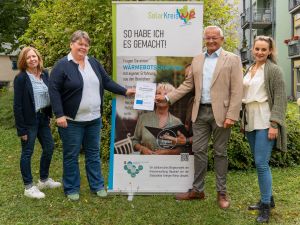 Landrat Achim Hallerbach hofft gemeinsam mit Kreis-Klimaschutzmanagerin Janine Sieben (rechts) sowie der Regionalmanagerin der LEADER Region Rhein-Ahr, Luzie Schwarz, und der LEADER-Regionalmanagerin und SWECO-Umweltplanerin Marion Gutberlet (von links) auf regen Zuspruch zur aktuellen Kreis-Klimakampagne „Wärmebotschafter“. Foto: Martin Boden / Kreisverwaltung Neuwied.