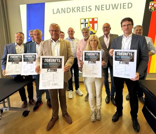 Foto: Mit Landrat Achim Hallerbach nehmen auch die Aufsichtsgremien der Kreis-Wirtschaftsförderung und Geschäftsführer Harald Schmillen die „Zukunftswerkstatt Westerwald“ wohlwollend in den Blick. Foto: Thomas Herschbach