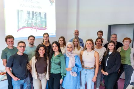  Auch bei der dritten Auflage zeigten sich die Medizin-Studentinnen und -studenten durchweg angetan vom Mediziner-Camp des Landkreises Neuwied. Über diese positive Rückmeldung freuten sich die Mitarbeiterinnen und Mitarbeiter von Kreis-Gesundheitsamt, Kassenärztlicher Vereinigung und WFG ebenso wie Kerstin Schwanbeck-Stephan (4.v.r.), die das Mediziner-Camp erneut federführend für den Kreis organsiert hatte. Foto: Martin Boden / Kreisverwaltung Neuwied