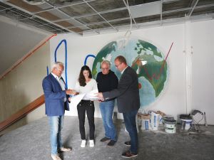 Landrat Achim Hallerbach und der 1. Kreisbeigeordnete Phillip Rasbach informieren sich vor Ort über den Fortschritt der Sanierungsarbeiten an der Ludwig-Erhard-Schule. Fotos: Julia Hinz / Kreisverwaltung Neuwied