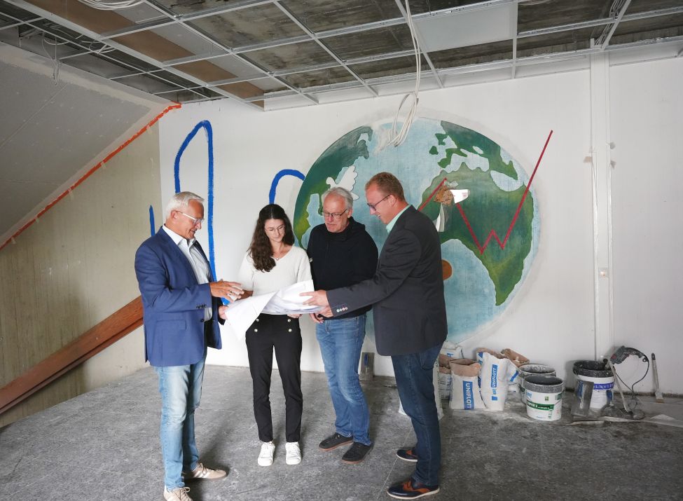 Landrat Achim Hallerbach und der 1. Kreisbeigeordnete Phillip Rasbach informieren sich vor Ort über den Fortschritt der Sanierungsarbeiten an der Ludwig-Erhard-Schule. Fotos: Julia Hinz / Kreisverwaltung Neuwied