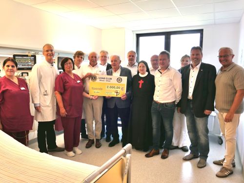 Freuen sich über den Benefit, den die Spende erbringt (von rechts):  Landrat Achim Hallerbach, Verbandsbürgermeister Michael Christ, Pflegedirektorin Annette Cremer, Kamillus-Klinik Direktor Nicki Billig, Hellmuth Buhr (Lions-Club); Schwester Gabriela, Dr. Dieter Pöhlau, Dr. Wolfgang Honert (Lions Club Rhein-Wied), Viktor Schicker (Lions- Club), Förderverein-Vorsitzender Helmut Reith, Chefarzt Neurologie Dr. Julian Zimmermann, Stationsleitung Stroke Unit Romy Busch, Chefarzt Innere Medizin Dr. Marc Weyer und stellv. Stationsleitung Stroke Unit Melanie Hermes-Vor. Foto Lara Schmitz / Kamillus Klinik Asbach.