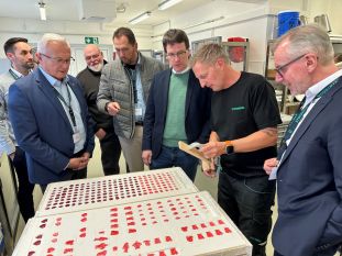 The Candyman can: Fasziniert beobachten (von links) Landrat Achim Hallerbach, Stadtbürgermeister Ulrich Schreiber, Verbandsbürgermeister Manuel Seiler, Kreis-Wirtschaftsförderer Harald Schmillen und Managing Director Konrad Schütte die Demonstration eines Herstellungsprozesses bei Makat Candy Technology. Foto: Thomas Herschbach