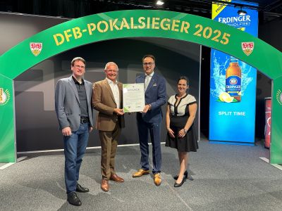 Das DFB-Pokalfinale, unter dessen Triumphbogen sich Landrat Achim Hallerbach und APA-Geschäftsführer Peter Adelfang zur Übergabe der Urkunde zum 40-jährigen Bestehen mit Kreiswirtschaftsförderer Harald Schmillen und der Head of Administration & Finance, Angela Breithausen, einfanden, ist nur eines der Mega-Events, die von APA Brands Events Solutions erfolgreich bespielt werden. Foto: Thomas Herschbach