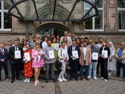 Stellvertretend für Landrat Achim Hallerbach konnte der ehrenamtliche Kreisbeigeordnete Pierre Fischer die deutsche Staatsbürgerschaft im Max-zu-Wied-Saal des Kreishauses an 13 Frauen und 15 Männer verleihen. Foto: Julia Hinz / Kreisverwaltung Neuwied