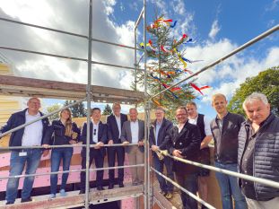 Landrat Achim Hallerbach (5. v. r.), Linzer Verbandsbürgermeister Frank Becker (3. v. r.) und Stadtbürgermeister Helmut Muthers (4. v. r.) feierten gemeinsam mit Verantwortlichen in der Führung des DRK das Richtfest der neuen DRK-Rettungswache Linz. Vom DRK waren unter anderem der Aufsichtsratsvorsitzende des DRK-Rettungsdienst gGmbH Westerwald-Neuwied-Rhein-Lahn, Ralf Seekatz, MdEP (5. v. l.), der Geschäftsführer der DRK-Rettungsdienst Rhein-Lahn-Westerwald gGmbH, Michael Schneider (1. v. l.) und Fiona Schäfer, Wachleitung der Rettungswache Linz (2. v. l.), vor Ort. Foto: Martin Boden 