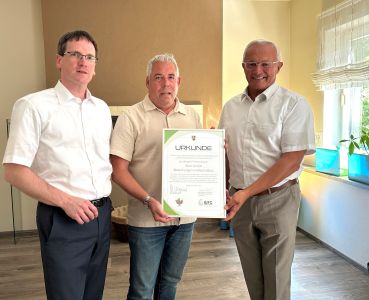 „You win(n) again“. Davon konnten Landrat Achim Hallerbach und Kreiswirtschaftsförderer Harald Schmillen beim Dachdeckermeisterbetrieb Winn mit Firmeninhaber und Geschäftsführer Ralf Winn ein Lied singen. Foto: Thomas Herschbach