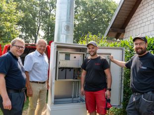 Eine weitere Sirene geht ans Netz: Gemeinsam mit BKI Holger Kurz machte sich Landrat Achim Hallerbach ein Bild der neuen Mastsirene in Windhagen-Rederscheid. Die Firma „Hörmann Warnsysteme“ installierte hier die moderne Anlage, die künftig zuverlässig für eine schnelle Warnung der Bevölkerung sorgen wird. Foto: Martin Boden