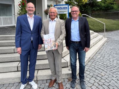 Erfolg und Anerkennung sind bei Nölken Hygiene Products nicht allein eine Frage reiner Verkaufszahlen. Davon konnte sich Landrat Achim Hallerbach jetzt vor Ort in der Firmenzentrale in Windhagen bei der Präsentation des Nachhaltigkeitsberichts 2024 durch die beiden Firmeninhaber Daniel Nölken und Markus Nölken überzeugen. Foto: Thomas Herschbach