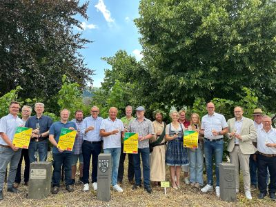 Das alljährliche Treffen mit den Leutesdorfer WeinSTEIGwinzern mit der Präsentation der diesjährigen Auflage der Veranstaltung „Tafeln am Strom - dem Leutesdorfer Weinpicknick“ am 2. August in den Rheinanlagen nutzte Landrat Achim Hallerbach für ein eindringliches Plädoyer zur Zusammenarbeit beim Wein-Marketing. Foto: Thomas Herschbach