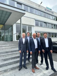 Mit Kreiswirtschaftsförderer Harald Schmillen war Landrat Achim Hallerbach jetzt zu Besuch bei der Firma Schiffer Dental Care Products mit Inhaber Küros Schiffer, Geschäftsführer Maik Hundenborn und dem kaufmännischen Geschäftsführer Dirk Danne. Foto: Thomas Herschbach