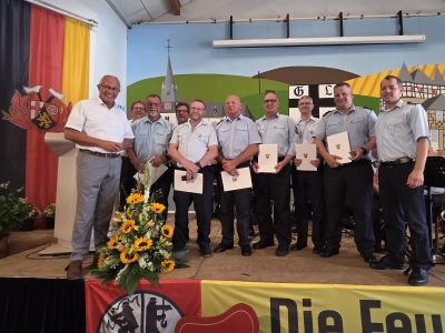 Im Rahmen des Verbandsfeuerwehrtages und des 100-jährigen Bestehens der Feuerwehr Leubsdorf freuten sich auch Landrat Achim Hallerbach und Brand- und Katastrophenschutzinspekteur Holger Kurz gemeinsam mit den Kameradinnen und Kameraden und den Verantwortlichen vor Ort über zahlreiche Ehrungen. Foto: Joscha Wölbert / Verbandsgemeindeverwaltung Linz
